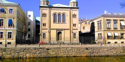 Gothenburg's main synagogue in front of a canal.