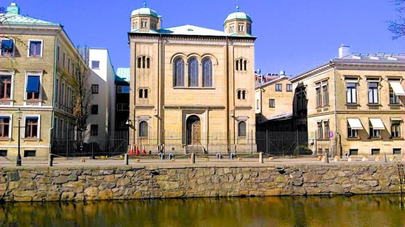 Gothenburg's main synagogue in front of a canal.