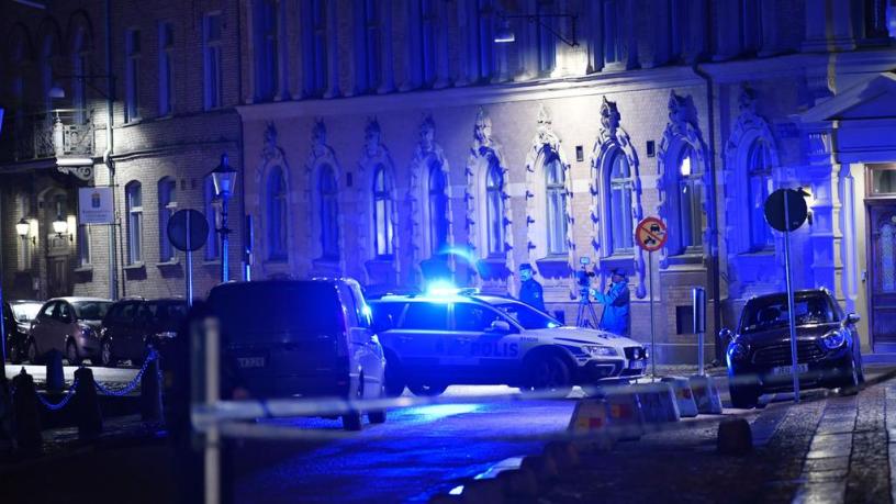 A police car with its blue light is parked outside the synagogue in Gothenburg on a Saturday evening.